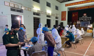 Cơ quan chức năng lấy mẫu xét nghiệm cho người dân tỉnh Bắc Ninh