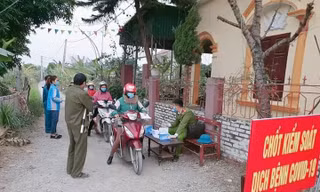Cơ quan chức năng tỉnh Bắc Giang kiểm tra thân nhiệt cho người dân