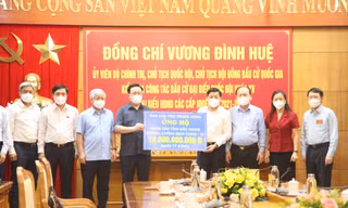 Chủ tịch Quốc hội Vương Đình Huệ và đoàn công tác ủng hộ 10 tỷ đồng cho tỉnh Bắc Giang chống dịch