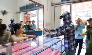 Lực lượng công an dựng lại hiện trường vụ án.