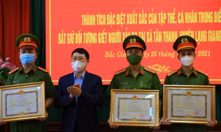 Chủ tịch UBND tỉnh Bắc Giang Lê Ánh Dương khen thưởng tập thể và cá nhân phá án
