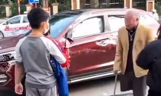Người đàn ông cụt chân lái xe ô tô gây va chạm giao thông được cho là xảy ra ở thành phố Bắc Ninh