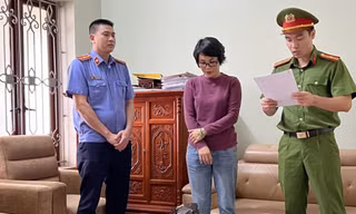 Cơ quan Cảnh sát điều tra, Công an tỉnh Bắc Giang thực hiện các thủ tục tố tụng đối với bị can Dương Thị Nga (đứng giữa)