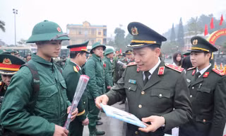 Thứ trưởng Bộ Công an tặng quà, động viên các tân binh lên đường nhập ngũ