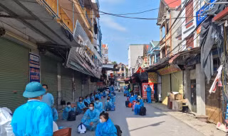 Công nhân ở thôn Núi Hiểu bắt đầu di chuyển ra khỏi thôn này