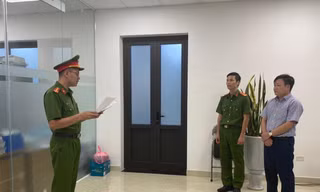 Lực lượng chức năng thực hiện các thủ tục tố tụng đối với bị can Vũ Xuân Lưu (ngoài cùng bên phải)