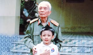 ‘Thần đồng’ chụp ảnh riêng với Đại tướng Võ Nguyên Giáp