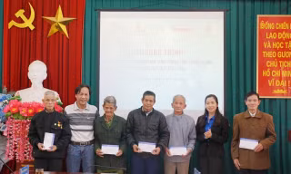 Mang niềm vui đến với các cựu thanh niên xung phong Lào Cai, Tuyên Quang trước thềm năm mới