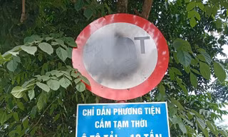 Xe quá tải băm đường thành trận địa, biển báo bị xoá, thách thức cơ quan chức năng ở Hoà Bình