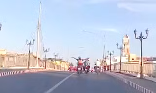 Xác minh clip người lái xe máy buông 2 tay, nằm trên yên ở Bạc Liêu