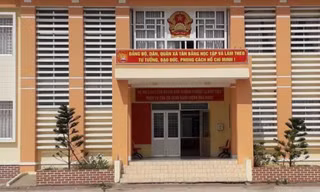Phê bình ban thường vụ một xã ở Cà Mau tổ chức đoàn đi học tập kinh nghiệm trong ngày làm việc