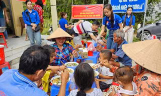 Ấm lòng xe mỳ 0 đồng trong Tháng Thanh niên