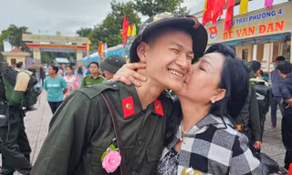 Phút giây xúc động của hàng nghìn thanh niên miền Tây lên đường nhập ngũ