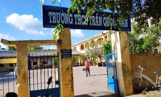 Giáo viên lên mạng tố trường thu sai, hiệu trưởng bị kiểm điểm