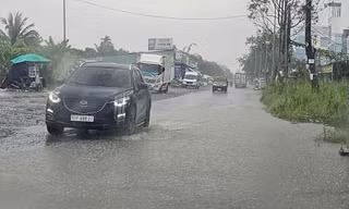 Cần Thơ bất ngờ có 'mưa vàng' giải nhiệt giữa mùa khô hạn