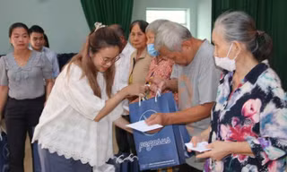 100 phần quà đến với người dân nghèo, khó khăn tại Vĩnh Long