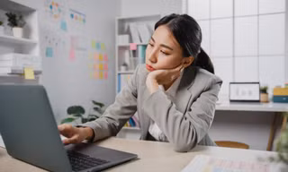 Vì sao ngày càng có nhiều người trẻ Trung Quốc sớm tối ra đường chỉ để giả vờ đi làm? 