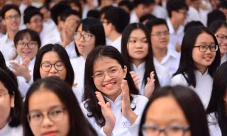 Teen được miễn giảm học phí, TP.HCM có thể kéo dài thời gian năm học, sử dụng sách điện tử