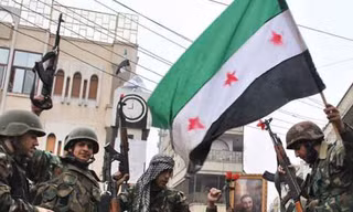 Lính Syria đào ngũ, gia nhập lực lượng chống chính phủ ở thành phố Homs của Syria Ảnh: AP