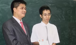 Bí thư Thành Đoàn Hà Nội Ngọ Duy Hiểu trao học bổng cho Nguyễn Trung Hiếu