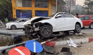 Clip xe Mercedes lao vút qua ngã tư, tông đổ cột biển báo giữa đường ở Hà Nội