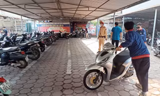 CSGT Hà Nội kiểm tra đột xuất nhà xe trong trường, phát hiện nhiều xe máy của học sinh