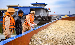 Cục CSGT phối hợp Công an Hà Nội điều tra 12 tàu hàng trên sông Hồng