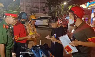 CSGT phối hợp lực lượng hóa trang xử lý loạt 'quái xế' ở Hà Nội 