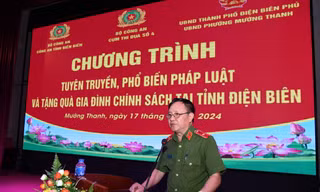 Bộ Công an tuyên truyền pháp luật, tặng quà gia đình chính sách tại Điện Biên