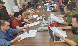 Công an Hà Nội triệt phá đường dây nhập lậu hàng nghìn tấn 'khí cười'