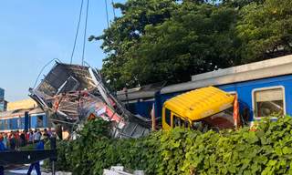 Hà Nội: Xe tải bị tàu hỏa kéo lê, hư hỏng nặng sau va chạm 