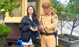 Cô gái trẻ bất ngờ khi CSGT liên hệ trao trả túi xách đánh rơi trên đường