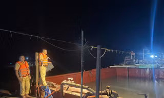 Bắt giữ 5 tàu khai thác cát trái phép trên biển Nam Định