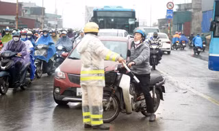 CSGT Hà Nội ra quân tuyên truyền, xử lý vi phạm trên loạt cầu dẫn vào nội đô
