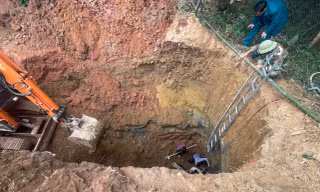 Hà Nội: Hai anh em trai bị đất đá vùi lấp khi đào giếng thuê
