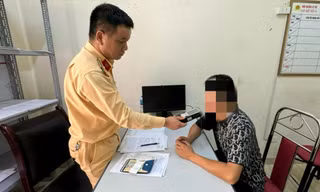 Vụ ô tô khách vượt đèn đỏ đâm lật xe tải ở Hà Nội: Tài xế ra trình diện 