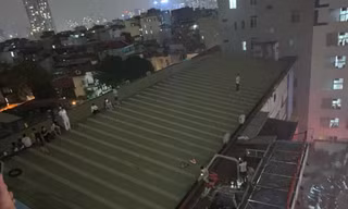 Cháy tòa nhà cao tầng trên đường Láng, nhiều người trèo lên nóc nhà thoát thân