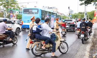 CSGT ra quân xử lý học sinh vi phạm giao thông 