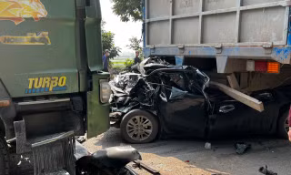 Ô tô con kẹt trong gầm xe tải sau va chạm liên hoàn, 3 người thương vong 