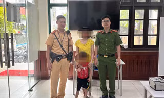 Xúc động hình ảnh cảnh sát giúp đỡ người già, cháu nhỏ đi lạc đoàn tụ gia đình trong dịp nghỉ lễ