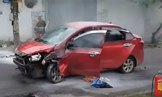 Hà Nội: Người đàn ông đốt ô tô sau va chạm giao thông