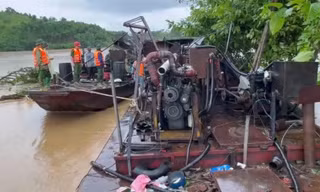 Lai dắt thành công 2 con tàu 'ma' trôi dạt trên sông Hồng