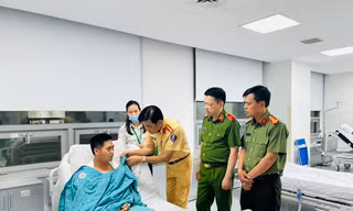 Đại úy CSGT bị tài xế xe ba bánh tự chế đâm trọng thương 