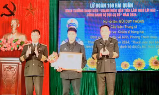 Vinh danh hạ sĩ quan - binh sĩ tại Quân cảng Vạn Hoa