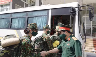 Lãnh đạo Học viện Quân y động viên học viên lên đường vào Nam chống dịch, sáng 21/8. Ảnh: Nguyễn Minh