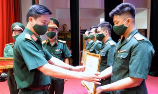 Thượng tá Nguyễn Đức Cương, Phó Trưởng ban Thanh niên Quân đội trao Chứng nhận cán bộ Đoàn giỏi cho các cá nhân xuất sắc