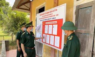 Đoàn công tác kiểm tra công tác chuẩn bị bầu cử trên địa bàn hai xã Hướng Lập và Hướng Việt