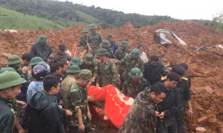 Lực lượng cứu hộ đưa thi thể một quân nhân hy sinh ra khỏi hiện trường vụ sạt lở