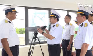 Tư lệnh Trịnh Xuân Tùng kiểm tra bộ đội ra-đa, pháo phòng không và hải quân đánh bộ 