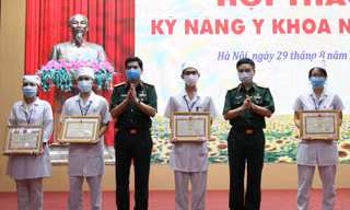 Ban tổ chức trao thưởng cho các đội đạt giải Nhất, Nhì, Ba tại hội thao